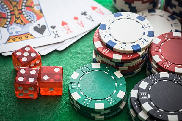 Live roulette table with professional dealer at liga123 studio