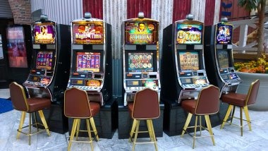 Sic Bo dice table with live dealer interaction